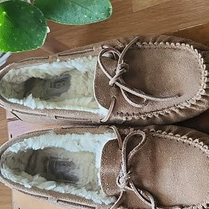 Ugg slippers size 6
